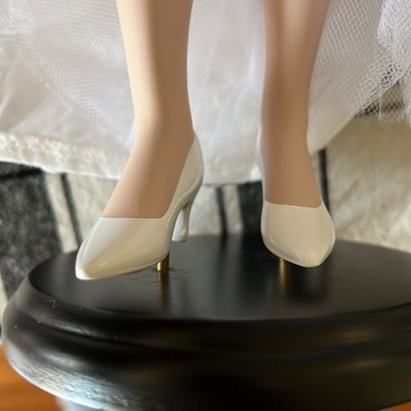 Danbury Mint Kate Middleton Porcelain Royal Bride Doll Commemorative Edition - Picture 5 of 16